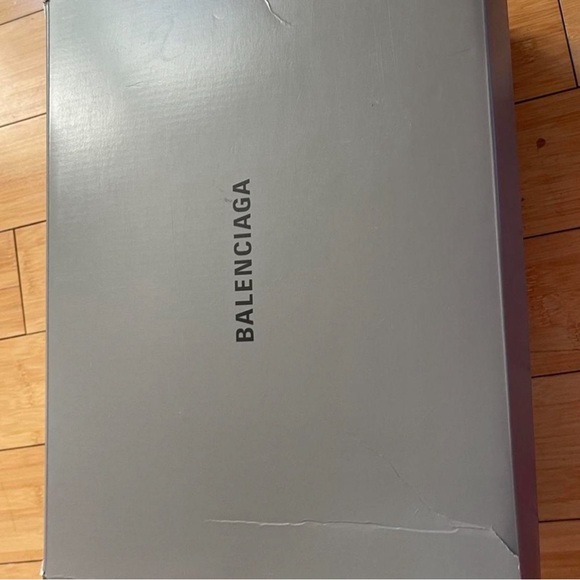 Balenciaga Sneakers! Brand new in box - Picture 4 of 4